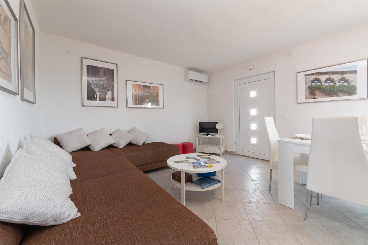 Apartments Oliva Poreč Exteriör bild